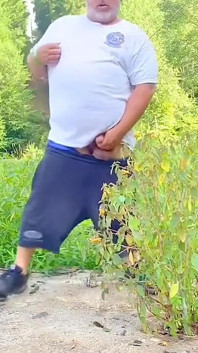 Meu padrasto bombeiro se diverte enquanto eu filmo ele gozar