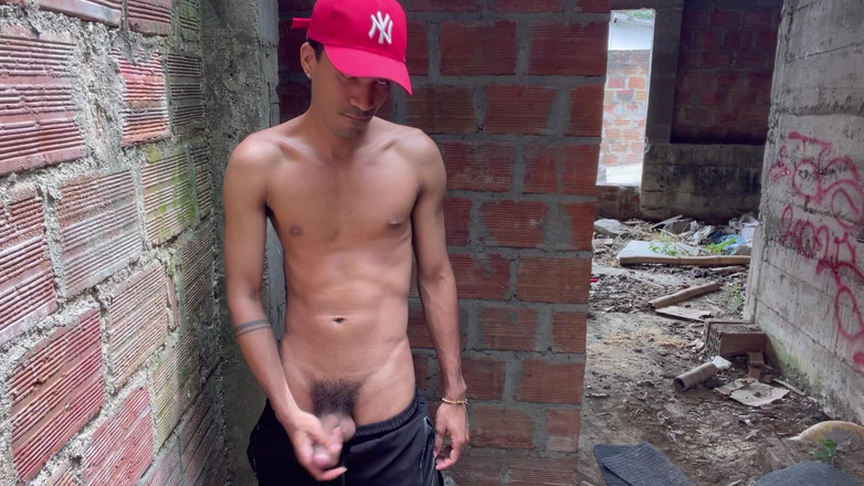 vergar4_daviid: Masturbación en casa abandonada después de orinar