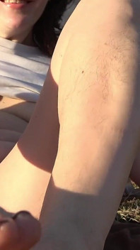 Bauernfrau mit Gummistiefeln masturbiert draußen