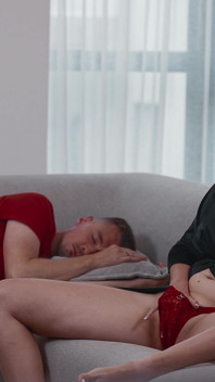 Dlaczego macocha masturbuje się z pasierbem do porno na kanapie - zabronione jebanie następuje?