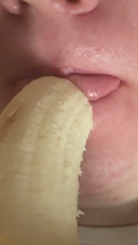 Mâncând senzual o banană