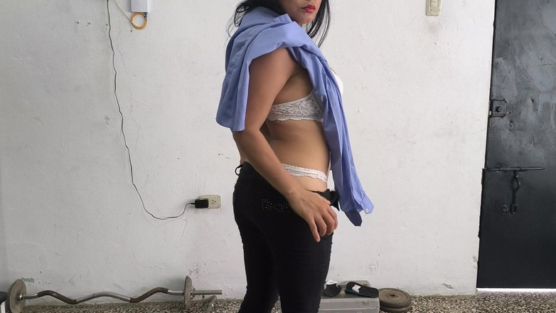 NEGRITA SEXY: Жінка поліцейський вдома, готова до робочої перерви. Вона мила, цицькаста жінка.