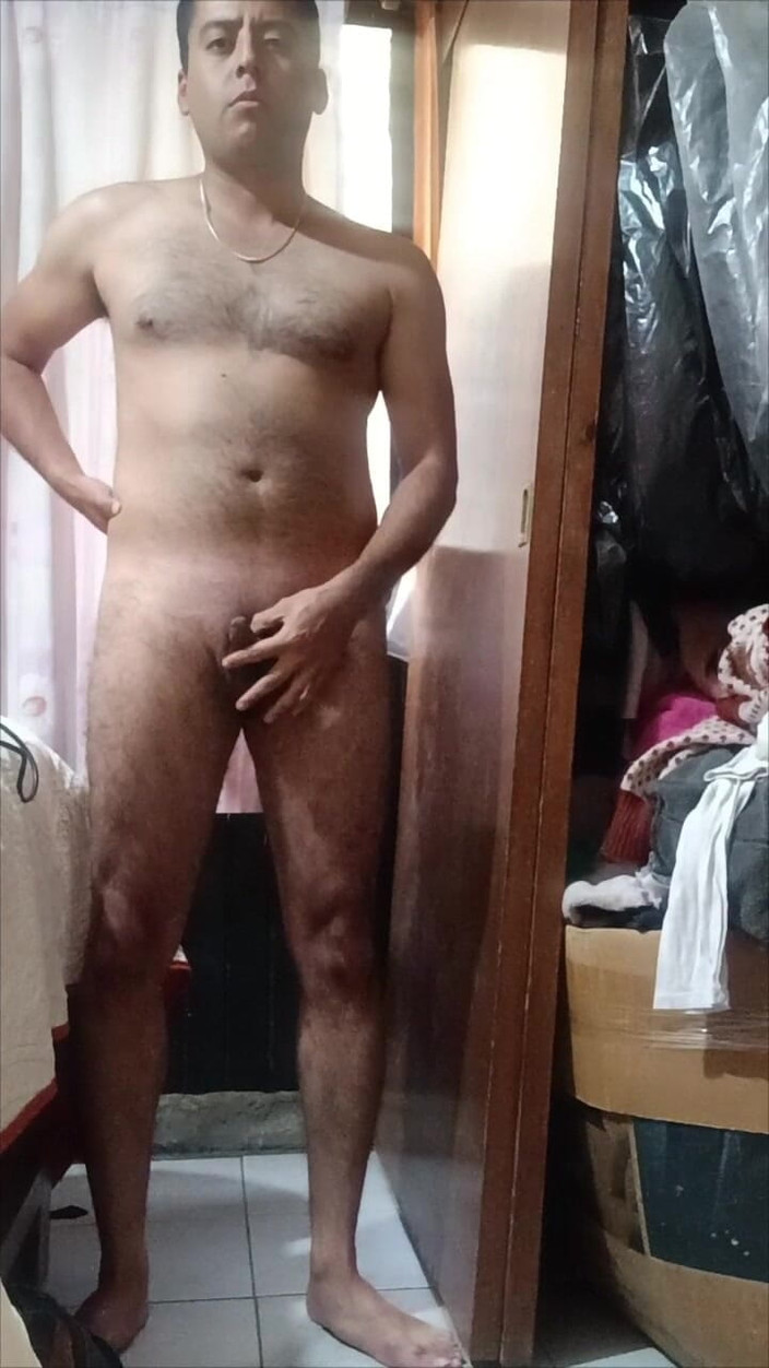 Nandozar92: 이성애자 남자가 자위하고 털이 많은 항문을 보여줍니다.