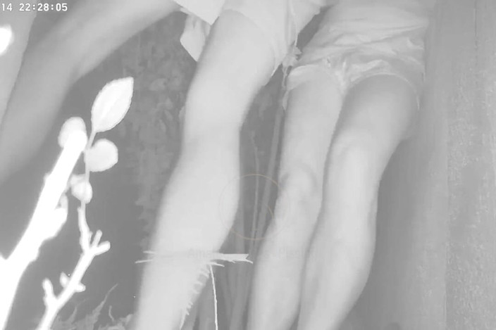 AmateurMates: Bir parkta, geceleri Jules işemek için çaresiz ve arkadaşından saklanmaya çalışıyor ama...