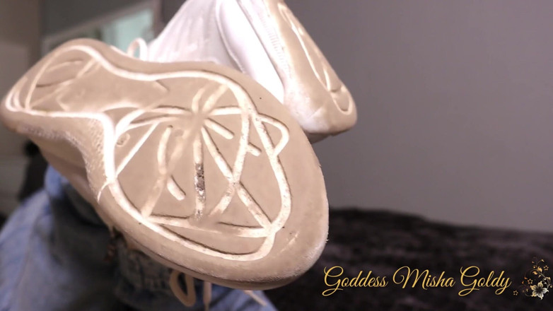 Goddess Misha Goldy: Оставь свою жену и будь моим сапогом уборщицу рабом!