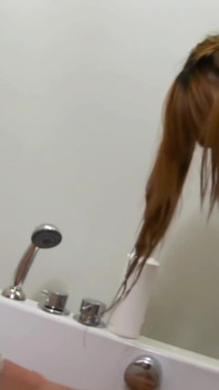 Ladyboy seksi ping seperti seks basah di kamar mandi