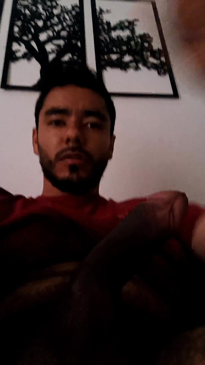 Tommhot: Étant seul à la maison, je me masturbe et éjacule sur le...