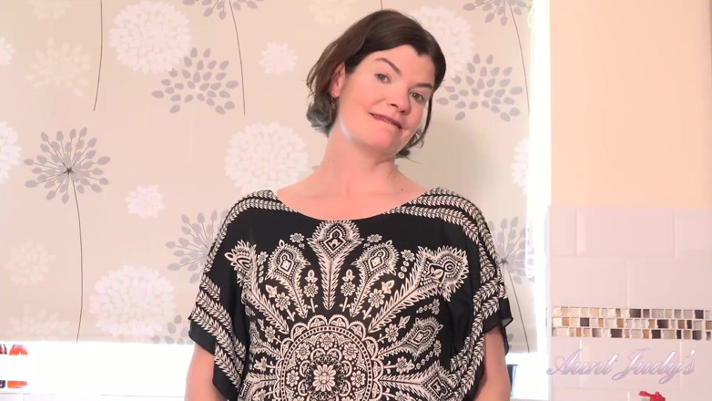 Aunt Judy's: AuntJudys - 44letá amatérská MILFka Jenny vám dá JOI v kuchyni