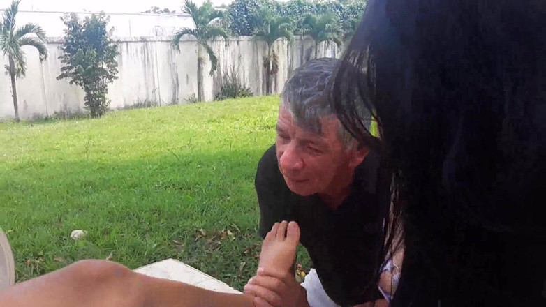 Foot Girls: Açık havada ayak yalama partisi