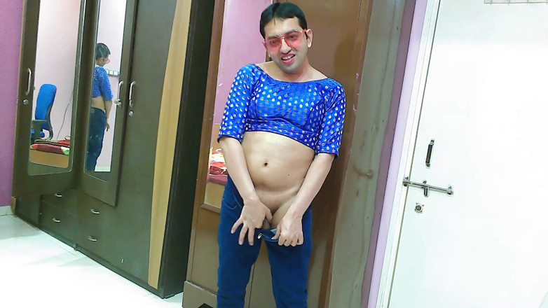 Cute & Nude Crossdresser: Söt sissy crossdresser femboy Sweet Lollipop i en denim jeans,...