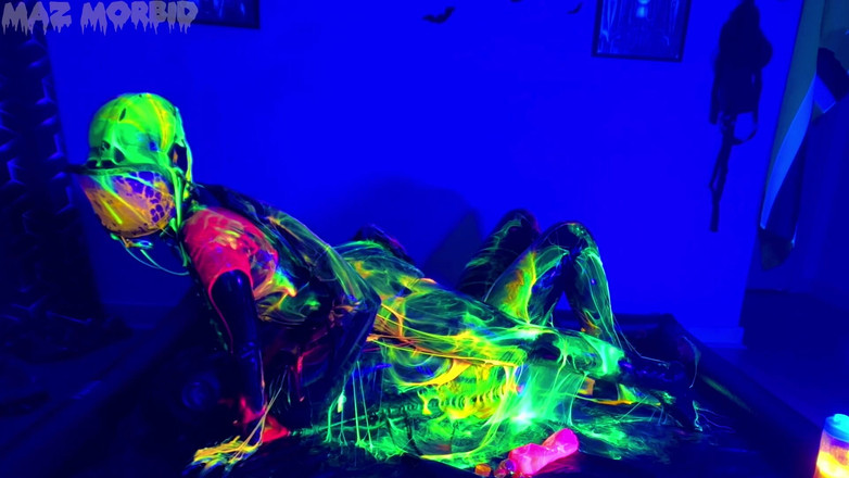 KinkyFemdomTV: Uv mokrá a špinavá gimpy plynová maska zábava s Patricií