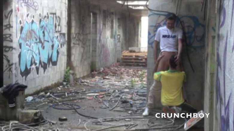 Crunch Boy: Dwóch młodych piłkarzy rucha się po meczu na świeżym powietrzu
