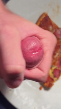 Twink stropește pizza lui