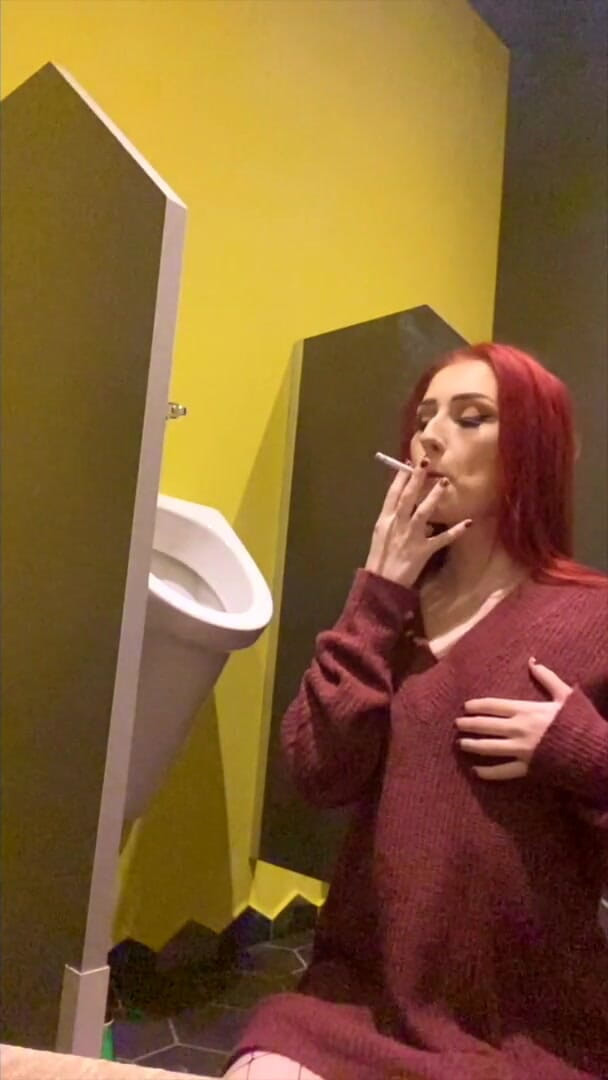 Gigi Rouge: Fumar en un urinario