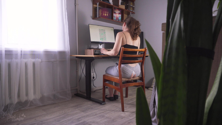 Teasecombo 4K: Camera a surprins-o pe colega sexy lucrând în pantaloni rupți