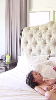 Dtfsluts - Bliss Dolce wordt wakker met de meest heerlijke verrassing - James Deen's enorme ochtenderectie