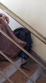 Le trou de la chatte de la copine d’un ami se fait baiser en secret par un autre ami