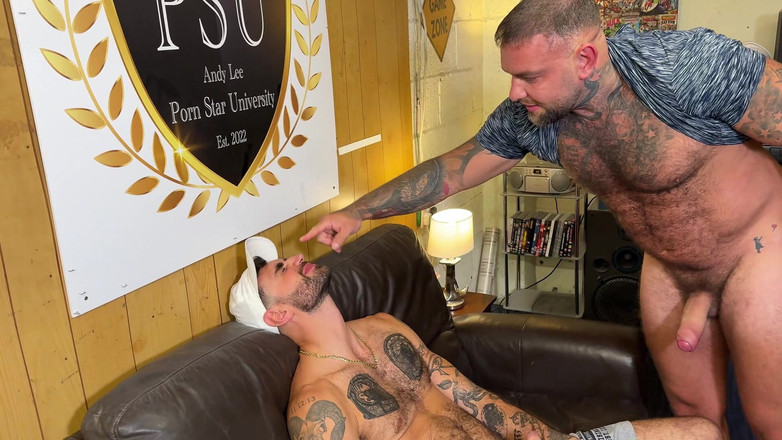 Troy White UK: Grote Boi Eli neemt 2 enorme ladingen van grote pikken!