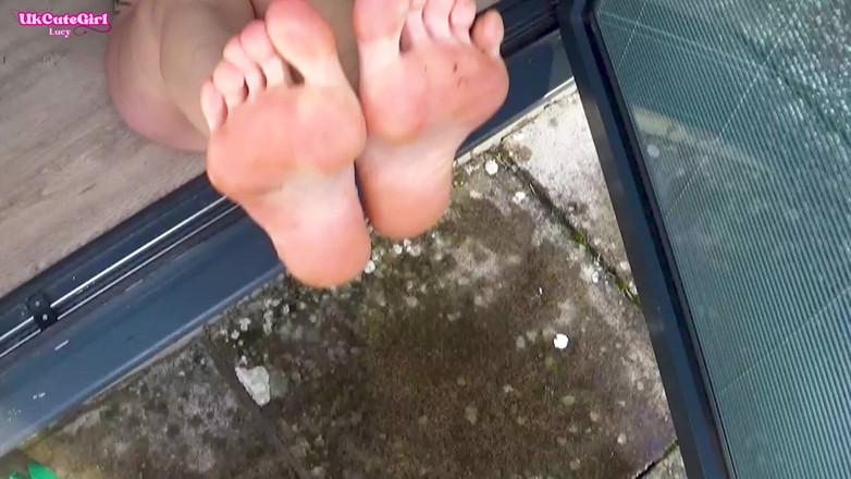 UKCuteGirl Lucy Lauren: Barefeet in the Snow Naked Girl’s Freezing Feet Challenge