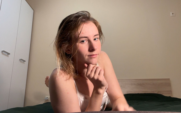 MilaPixie: 寝る前のからかいがいたずらな遊びに変わる