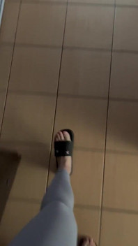 POV: zvuk žabek při chůzi v šedých legínách