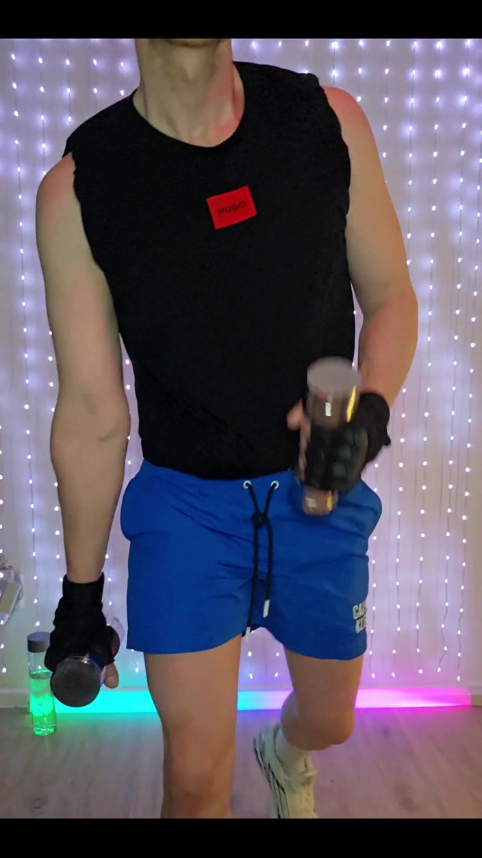 Roman Heart: Treino de fitness em shorts azuis