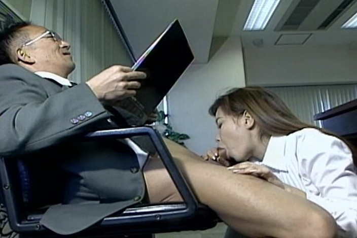 Asian Mature Climax: Une jolie secrétaire asiatique suce la bite de son patron