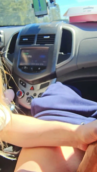 Viaggiando Con La Mia Ragazza Non Ho Resistito All'impulso: Una Masturbazione Di Lusso E Un Pompino Sul Ciglio Della Strada