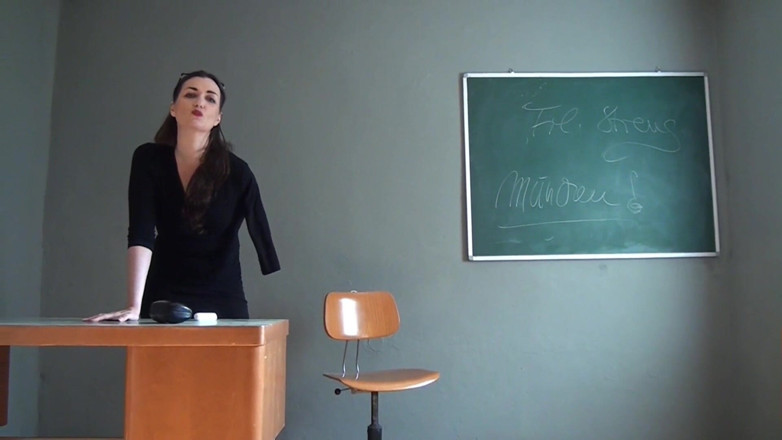 Mary Amputee Pretender: Real Estate Professional Who Appears to Be an Arm Amputee