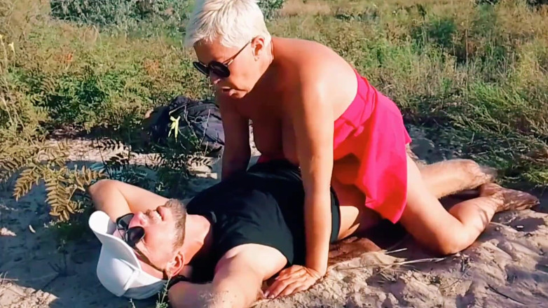Crazyfamily 1970: Sexe avec un inconnu sur la plage