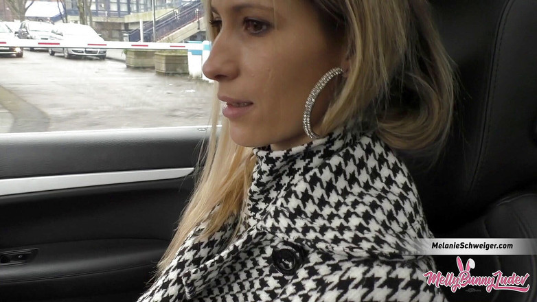 Mellybunnyluder: Nyepong kontol di tempat cuci mobil