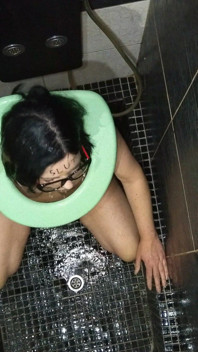Bini seksi mengambil pancutan besar kencing di muka