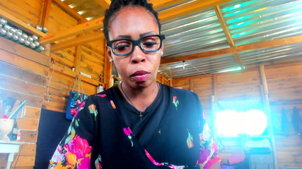 AnalEbony: 角色扮演，我发现我的继子偷偷地看着和手淫我的菊花...