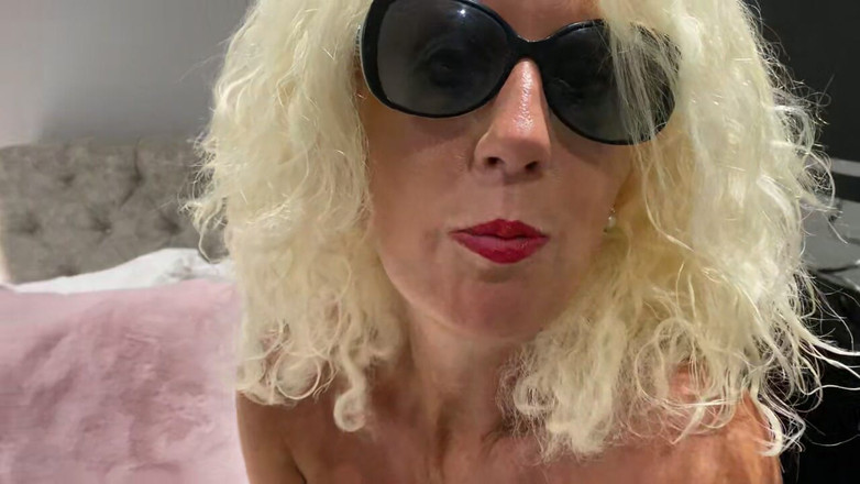 MartinsMrsMilf: मेरी तंग काली लेगिंग में, उच्च गुणवत्ता और 10 मिनट लंबा।