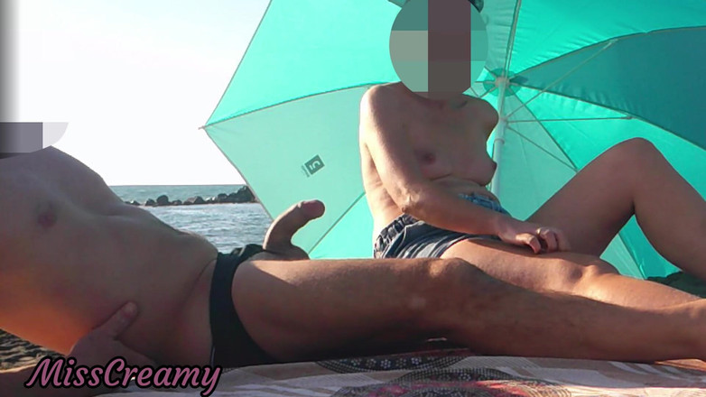 Miss Creamy: Mostro il mio cazzo davanti a tutti in spiaggia e...