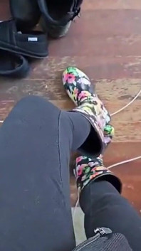Oh guarda tutte le diverse angolazioni e posizioni che i miei stivali da pioggia di gomma si trovano in mentre i miei piedi sexy taglia 6 si divertono nel modo in cui si arrapano