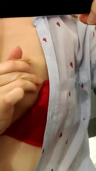 Squirting rischioso nel camerino