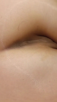 Video fatto in casa di una bellezza in collant senza cuciture. Orgasmo in videocamera