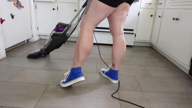 Deanna deadly: Muskulöse Wadenansicht beim staubsaugen in blauen Converse Turnschuhen
