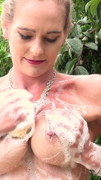 Traviesa Británica MILF Elegante Eve Lava Su Cuerpo Desnudo Caliente Afuera