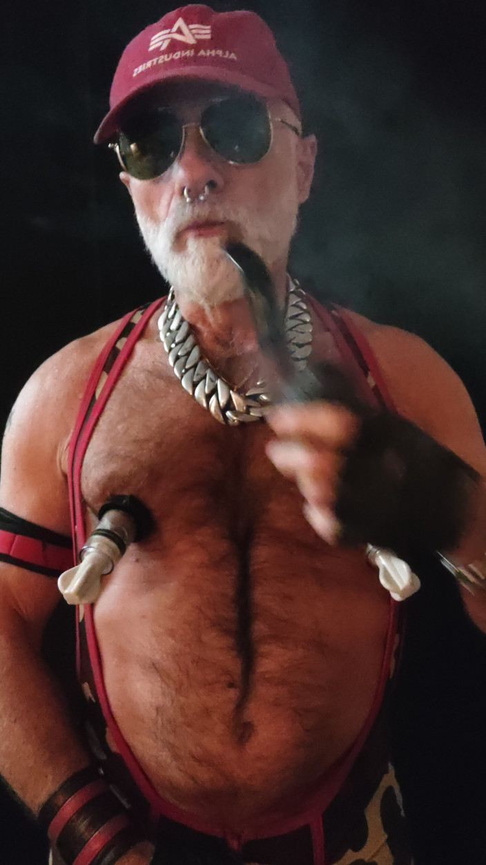 MusclesCigarsFFPig: Üvey baba pipo içiyor ve pompalıyor