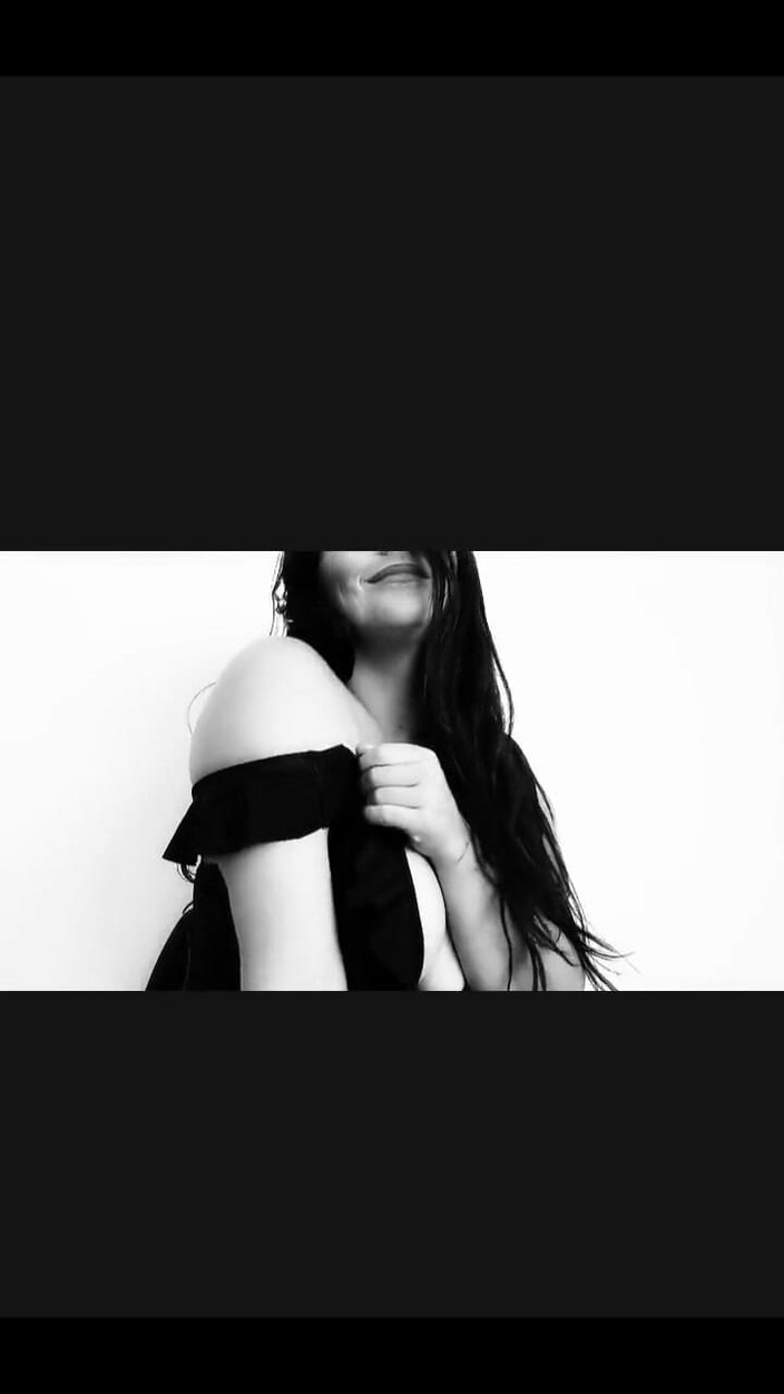Kinky Lyrical: Erotik olmayan bir derleme klibi.