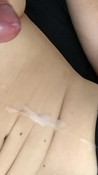 Mmm saya suka menerima air mani, kehangatan itu mengalir ke atas tubuh saya