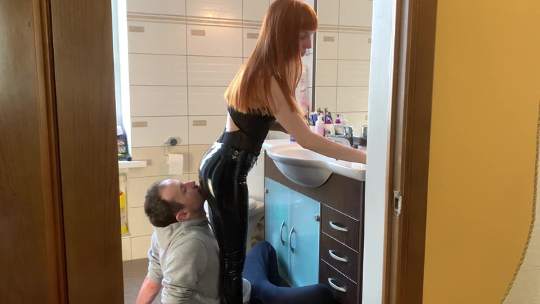 Petite Princesses Femdom: Sedia a faccia per la dea Kira in Pantaloni di...