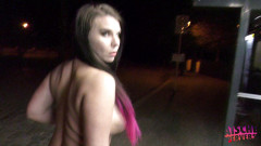 Aische Pervers: Prsatá holka je ošukaná na autobusovém nádraží