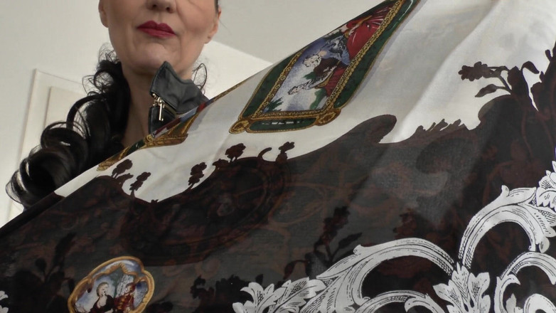 Lady Victoria Valente: Beau défilé de mode de foulards en soie, JOI, Lady...