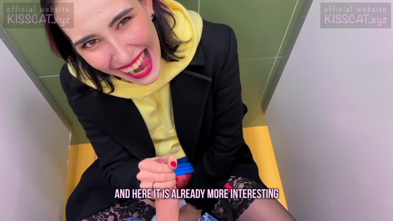 KissCat: Sexo arriesgado real en el baño de un hombre - estudiante...