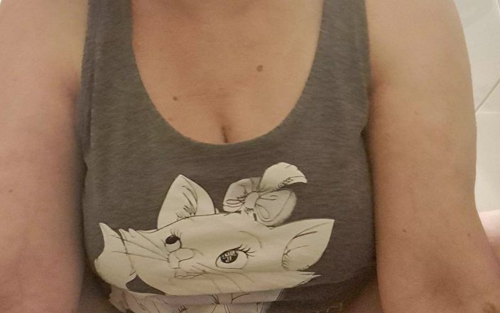 Mommy big hairy pussy: Máma si sundala pyžama a ukazuje její chlupatou
