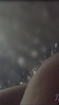 Esibisco la mia figa di fronte a un ragazzo in piscina e mi aiuta a masturbarmi È molto rischioso