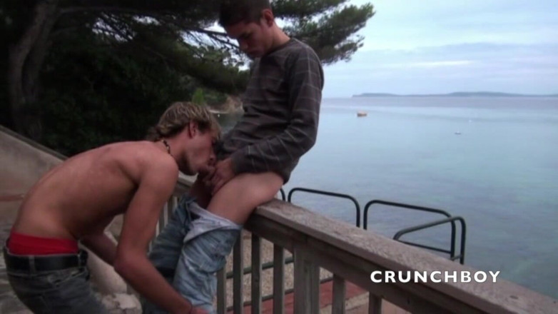 EXHIB BOYS: Rubia surfista follada por top twink en exhib playa